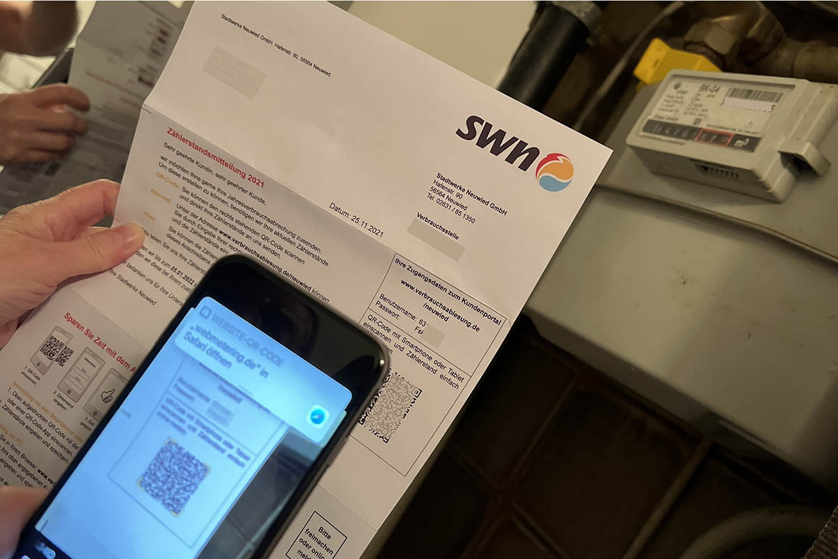 Am schnellsten geht es mit dem Smartphone: Mit dem QR-Code kommt man direkt ins Portal und kann den Zhlerstand eingeben. Bis zum 6. Januar mssen die Daten vorliegen.	 Foto: Gerd Neuwirth/SWN