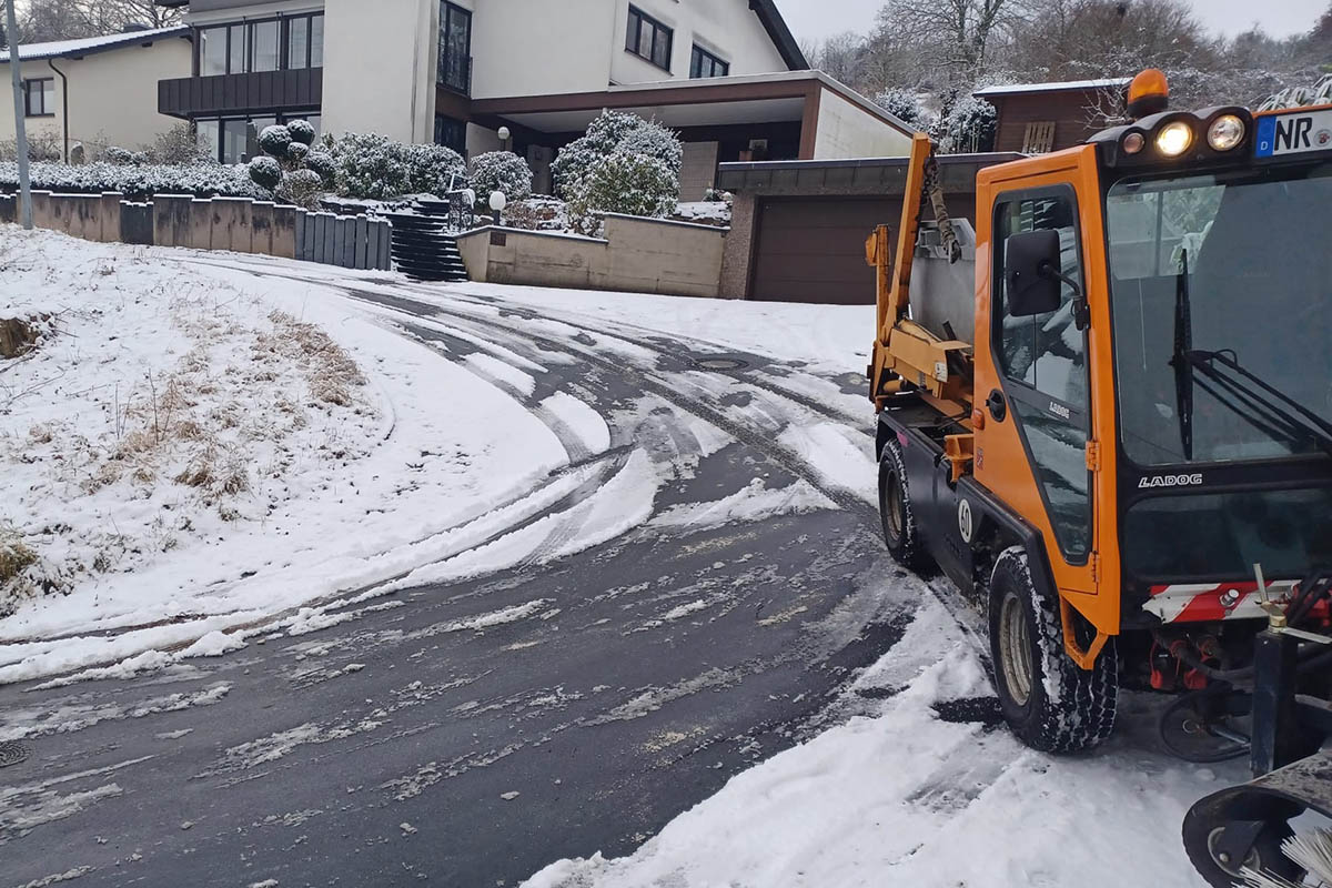 Die SBN haben mehrere Fahrzeuge, auch mit Rumschildern, im Einsatz. Sind Straen blockiert, weil die notwendige Durchfahrtsbreite durch parkende Fahrzeuge fehlt, sind auch die SBN machtlos und der Schnee bleibt liegen. Foto: Kowatzki/SBN