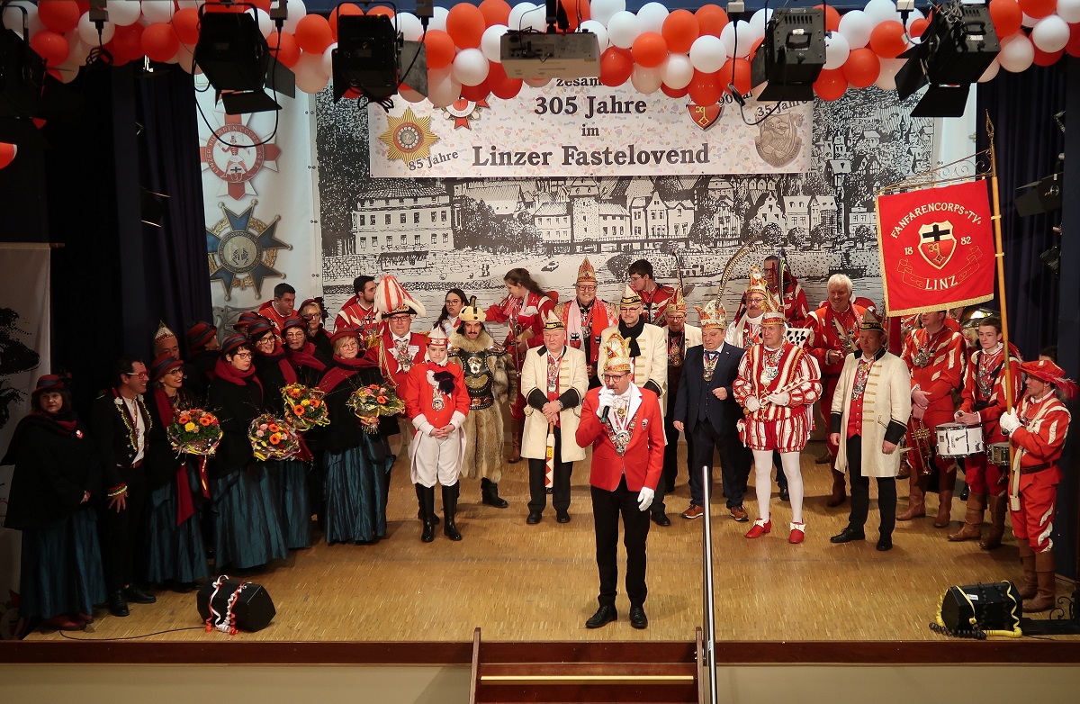 Die Linzer Mhne mit Pastor Lothar Anhalt, Commodore Frank Fossemer von der Schweren Artillerie, Attila Bjrn Hepenstrick von den Linzer Hunnen, Christian Siebertz von der groen Linzer KG und das Viergestirn mit Prinz Norbert II auf der Bhne der Linzer Stadthalle mit musikalischer Begleitung durch das Fanfarencorps feiern gemeinsam 305 Jahre im Linzer Fastelovend.(Foto: Roland Thees)