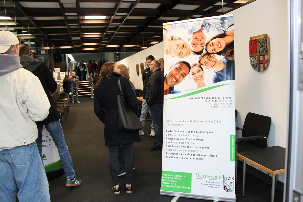 Um mglichen Nachwuchskrften den Arbeitsalltag nher zu bringen und vielfltige Fragen zu beantworten, fand ein Infoabend im Kreishaus statt. (Foto: Kreisverwaltung / Lena Schardt)