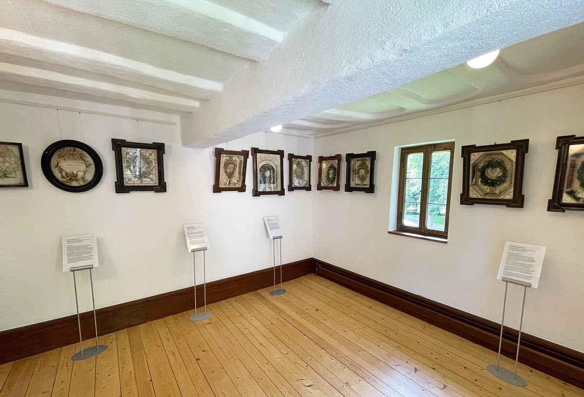 Vergangene Erinnerungskultur: Landschaftsmuseum Westerwald zeigt dekorative Kastenbilder