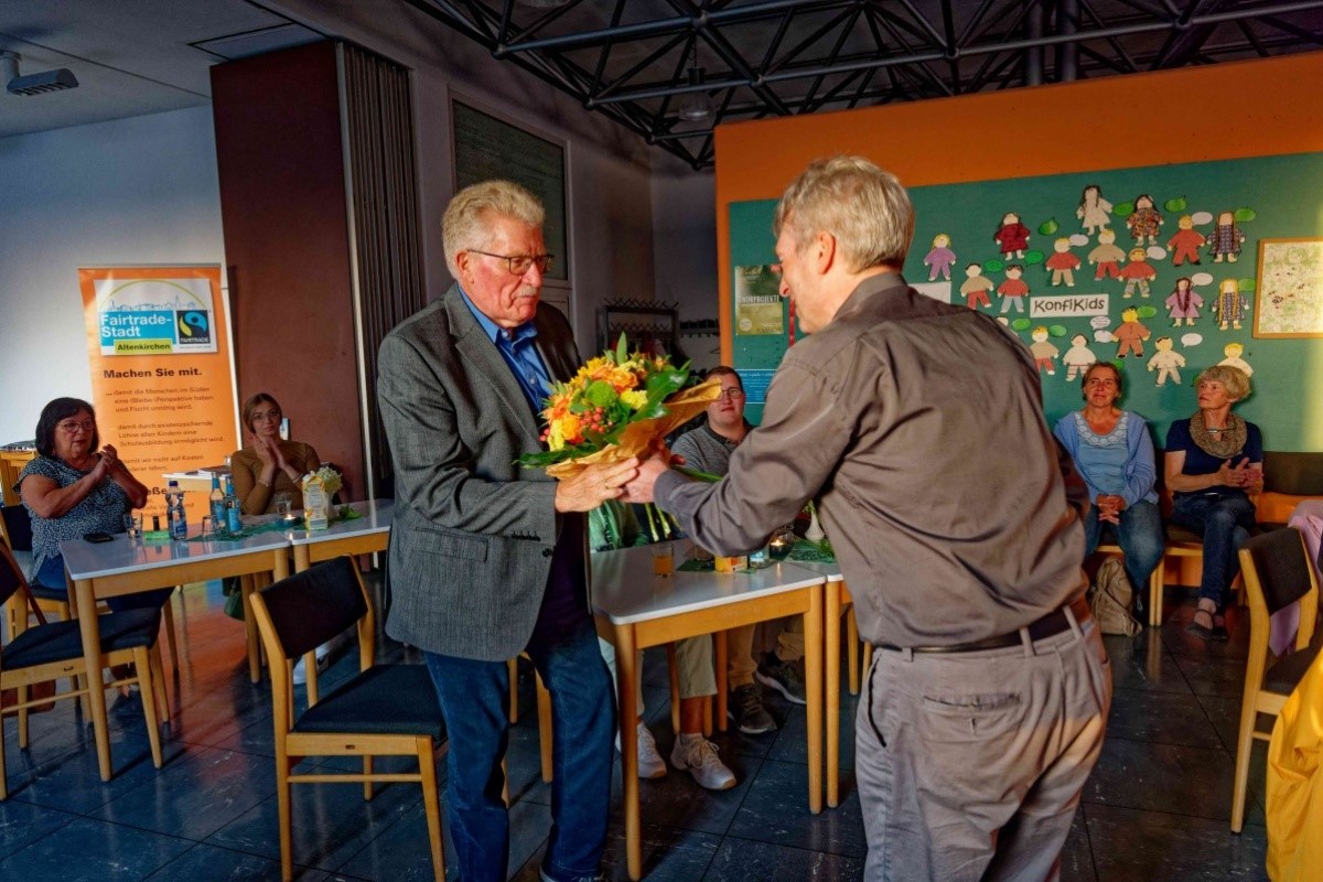 Michael Klein verabschiedet Paul Seifen aus dem Stiftungsrat (Fotos: Erhard Wamuth, Kirchenkreis)