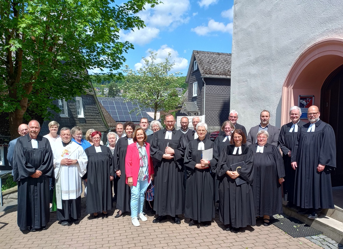 Julian Humpl (Mitte) im Kreis der Mitwirkenden. (Foto: Kirchenkreis)