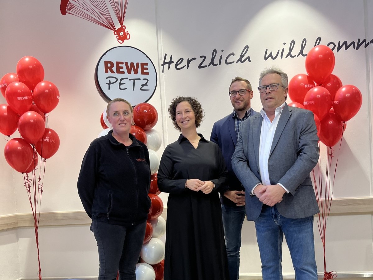 Abteilungsleiterin Frischetheke PETZ Waldbrl Natalie Scherf, Geschftsfhrerin Maike Sanktjohanser, Bezirksmanager Andreas Bogdanow und Marktleiter Oliver Koch (rechts) (Foto: Julia Fitzen)