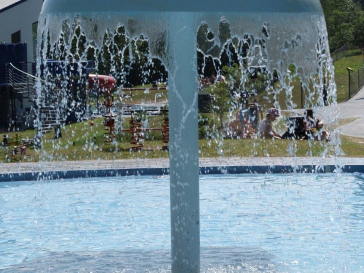 Siegtalbad: Kinderplanschbecken mit Hallenbad im Hintergrund (Foto: Stadtwerke Wissen GmbH, Dirk Baier)