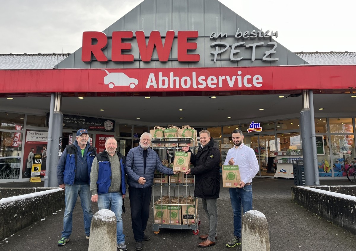 v.li.: Bernd Reuter (Tafel Wissen), Josef Becher (Tafel Wissen), Ulrich Beisteiner (Tafel Wissen), Philipp Sanktjohanser (Prokurist PETZ REWE GmbH) und Marktleiter von Wissen Martin Tjart (Foto: Marina Uhrig)