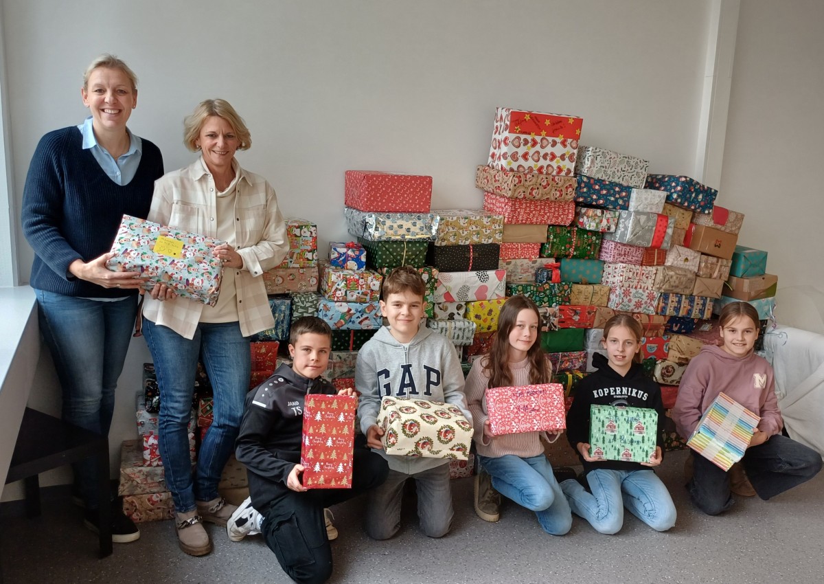 Schler des Kopernikus Gymnasiums Wissen packen Weihnachtspckchen fr Kinder in Moldawien