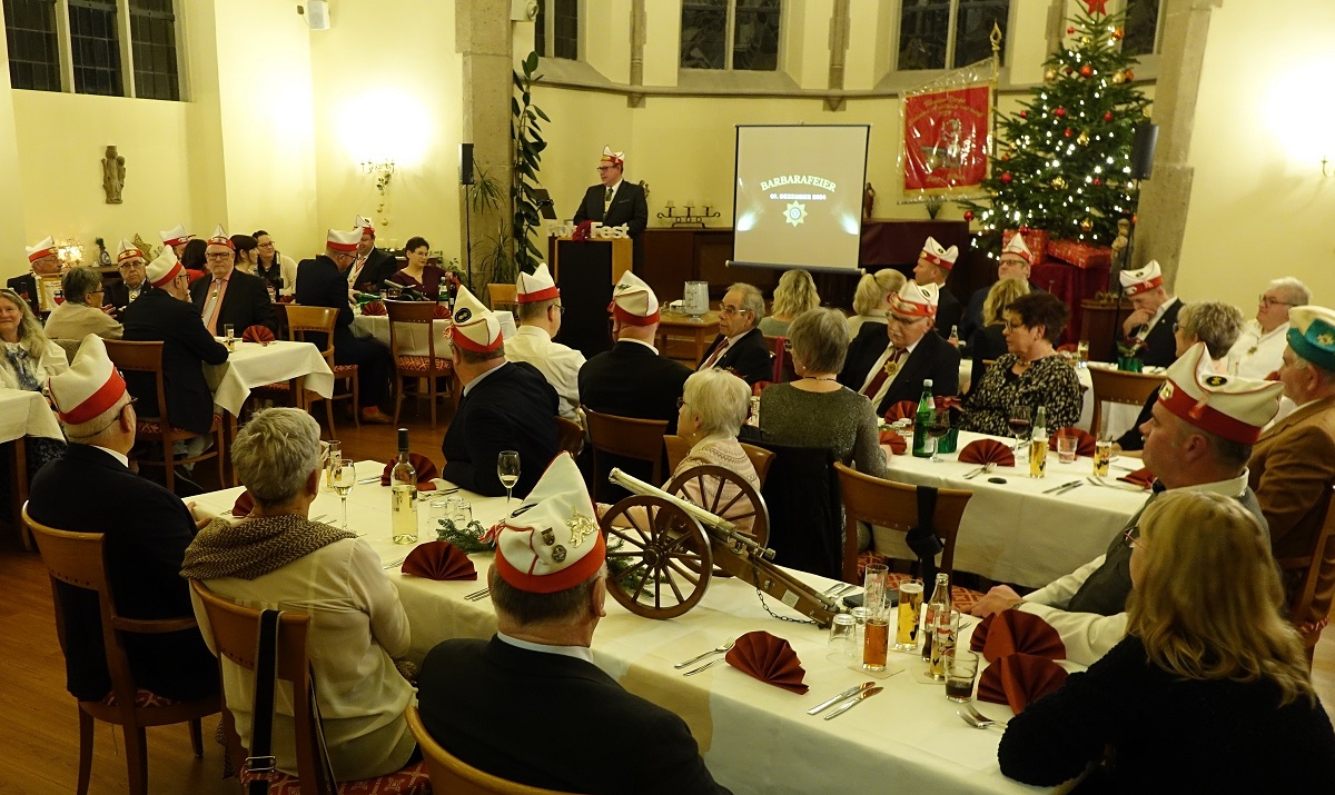 Funken-Korps Schwere Artillerie Rut-Wiess: Traditionelle Barbarafeier in Linz am Rhein