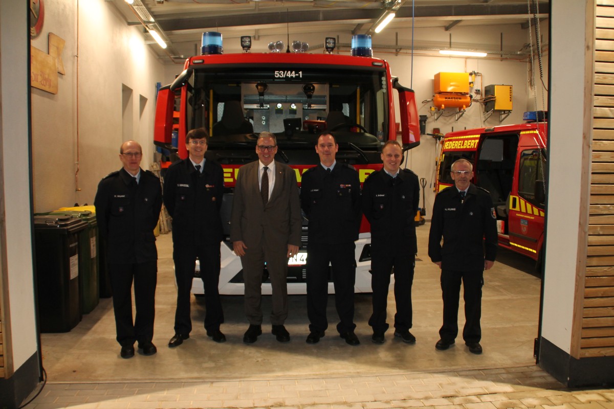 Staffelstabbergabe bei der Freiwilligen Feuerwehr Niederelbert: Andre-Dario Helsper (3. von rechts) lst Sascha Berkessel (2. von links) als stellvertretenden Wehrfhrer ab. Es gratulierten: (von links) Patrick Weyand, Andree Stein, Simon Brmel und Hans-Joachim Klimke. (Foto: VG Montabaur/Monique Brill)