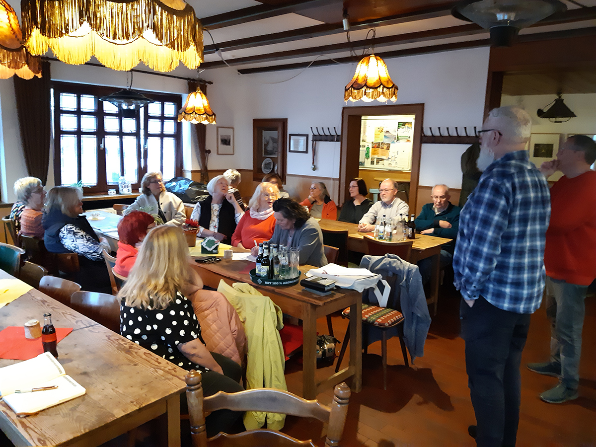 Teilnehmende des Auftakttreffens der "Lesegruppe Buchstabensalat" im Gasthof zur Post in Weyerbusch. Foto: Verbandsgemeindeverwaltung Altenkirchen-Flammersfeld