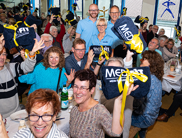 Gute Stimmung bei der Jubilumsveranstaltung im Gesundheitzentrum MEDIFIT. Dennis Janzen, Annette Hennerici und Inhaber Volker Birkenbeul (stehend v.l.n.r) beschenkten die Mitglieder. Foto: Medifit