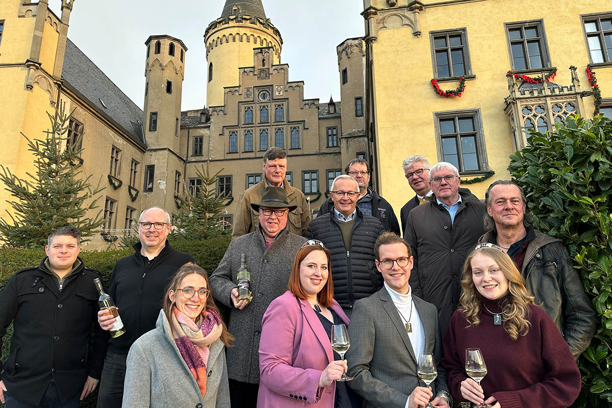 Gemeinsam mit den Mittelrhein-Weinhoheiten, Winzern der Region und Schlossherr Christian Runkel hoffen die Landrte Achim Hallerbach und Sebastian Schuster auf guten Zuspruch zum ersten Winter-Wein-Date am 7. Februar 2025 auf Schloss Arenfels. Foto: Thomas Herschbach