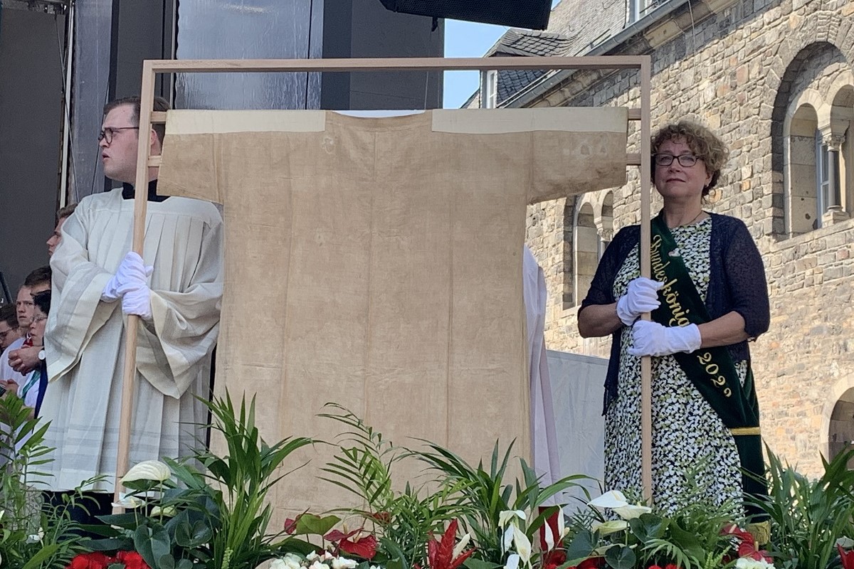 Bundesknigin Andrea Reiprich wurde die Ehre zuteil, bei der Heiligtumsfahrt 2023 	das Kleid Mariens zu tragen. (Fotos: Thomas Herschbach)