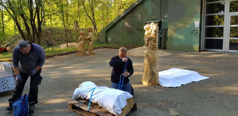 Im Kunst-Kultur-Natur-Forum b05 in Montabaur-Horressen hatten die Holzbildhauer ihr Freiluftatelier eingerichtet und neue Sagenfiguren fr den Wanderweg Montaburer Mren erschaffen. Sorgsam packte das Team vom Bauhof Montabaur die Kunstwerke ein und brachte sie zu ihren neuen Standorten. Foto: Simon Carol Levy