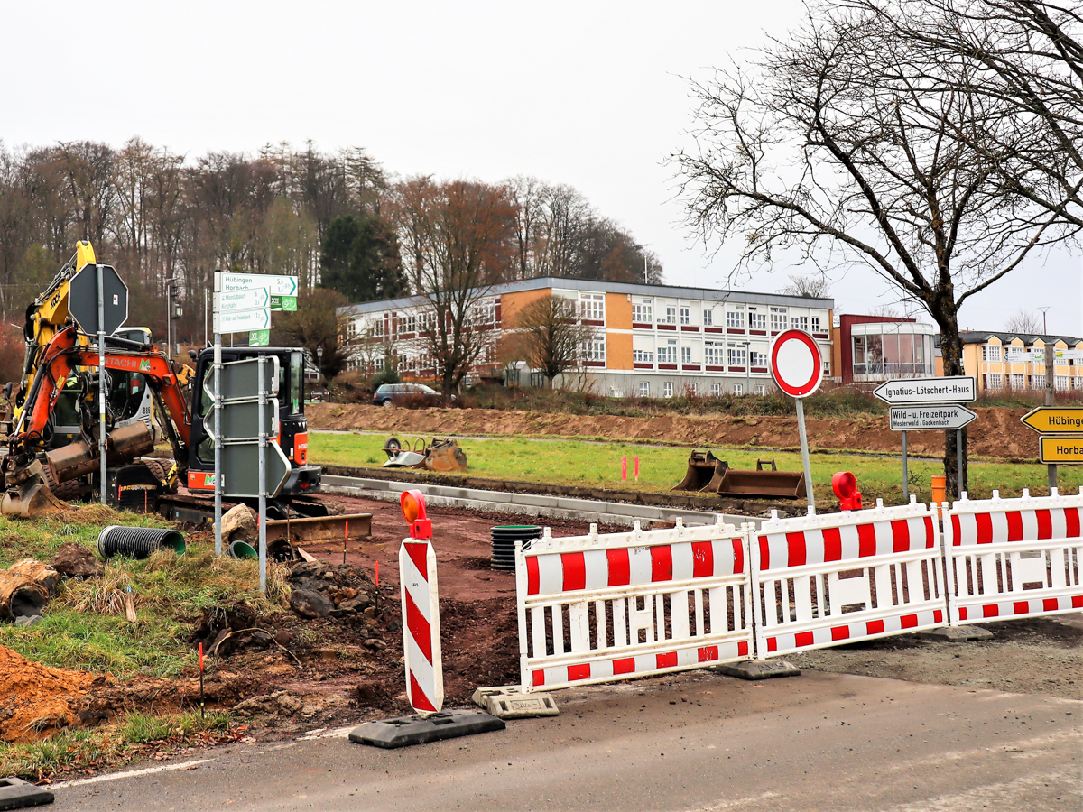 Die Kreisstrae mit Brgersteig vor dem Seniorenzentrum Ignatius-Ltschert-Haus wird derzeit ausgebaut. (Foto: privat)