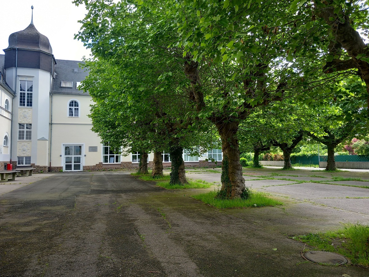 Die Entsiegelung des bisherigen Asphaltbodens bei nachfolgender Verlegung eines wasserdurchlssigen Pflasters sowie die Installation von Beschattungselementen auf dem Schulhof des Rhein-Wied-Gymnasiums Neuwied zhlen zu den Manahmen, die vom Land Rheinland-Pfalz ber das "Kommunale Investitionsprogramm Klimaschutz und Innovation" (KIPKI) gefrdert werden. (Foto: Christina Junk / Kreisverwaltung Neuwied)