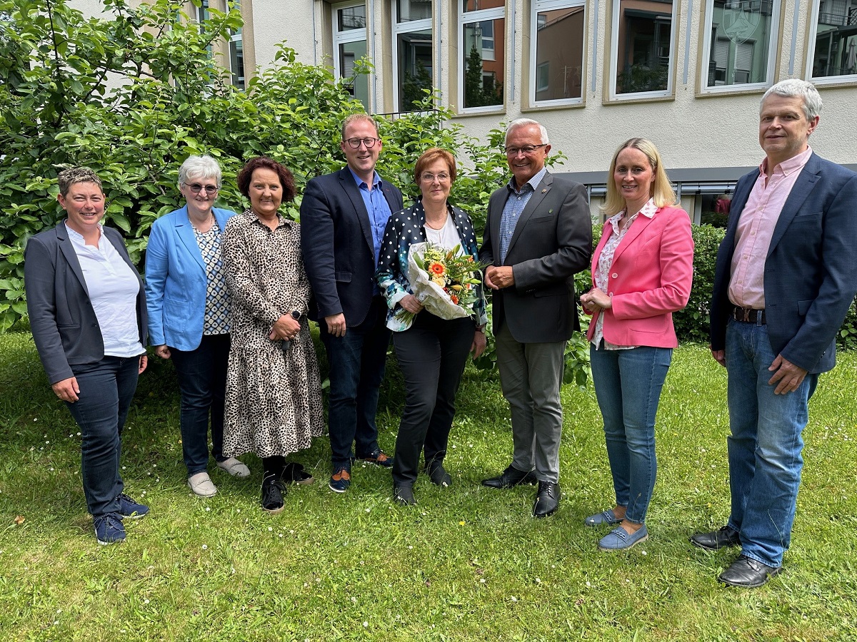 Im grnen Bereich verabschiedeten Landrat Achim Hallerbach, der 1. Kreisbeigeordnete Phillip Rasbach, Broleiterin Diana Wonka und die Personalratsvorsitzende Birgit Eisenhuth die langjhrige Leiterin des Referats Umwelt, Natur und Energie Ina Heidelbach im Kollegenkreis in den Ruhestand. (Foto: Thomas Herschbach)