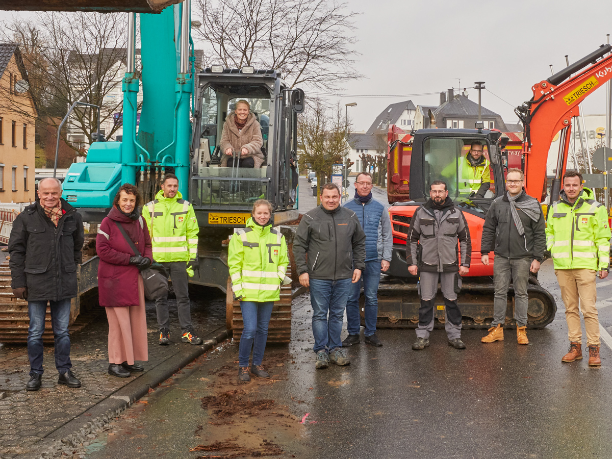 Stadtbrgermeisterin Gabi Wieland (links im Bagger) und Brgermeister Ulrich Richter-Hopprich (rechts im Bagger) kamen zum symbolischen Spatenstich in die Bahnhofstrae (Bild: Stadt Montabaur / Olaf Nitz) 