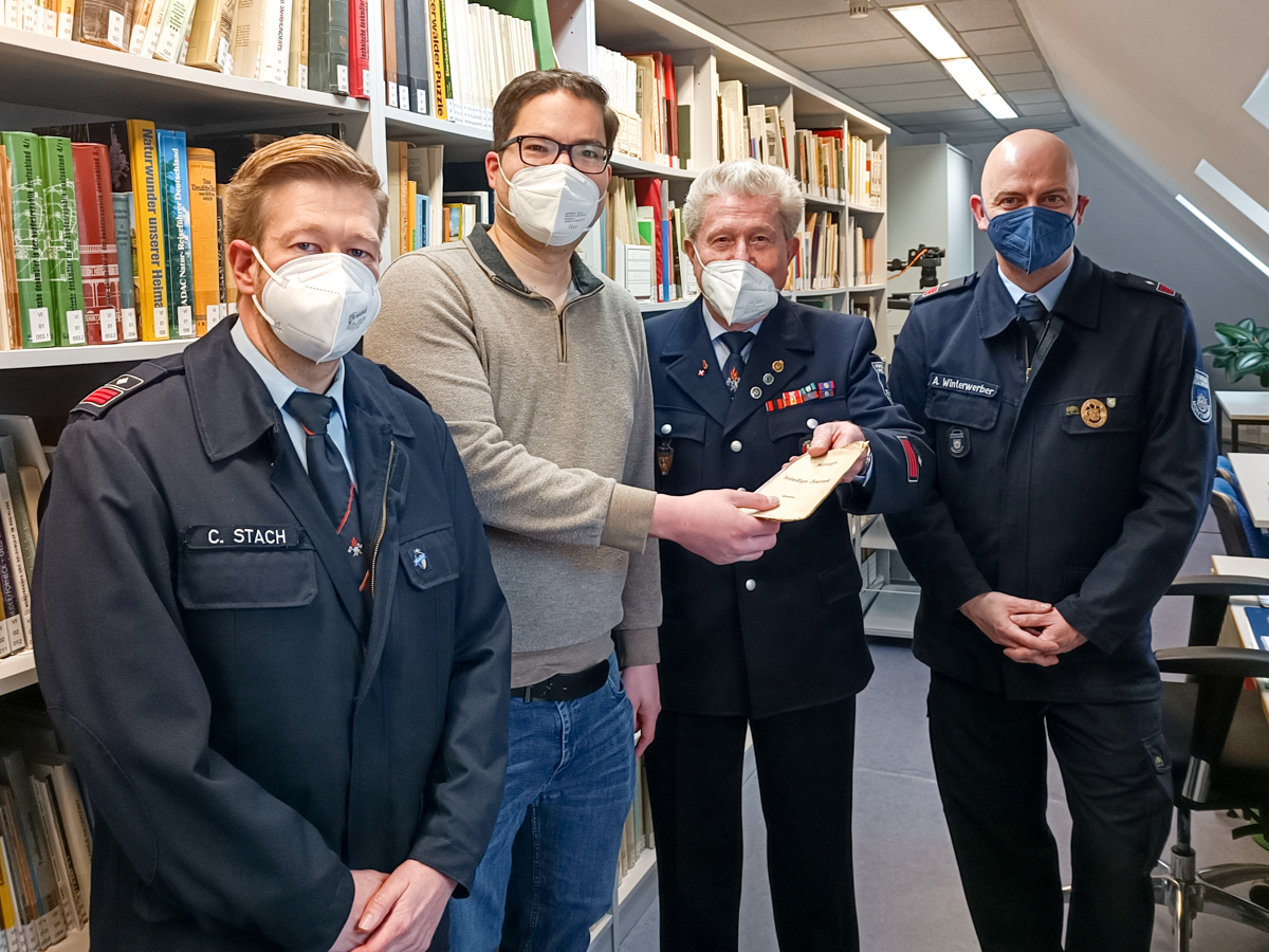 Wehrfhrer Carsten Stach, Stadtarchivar Dennis Rhrig, Ehrenwehrfhrer Manfred Heinz und stellv. Wehrfhrer Axel Winterwerber (v.l.) bergaben historische Dokumente. (Foto: Florian Neuroth)