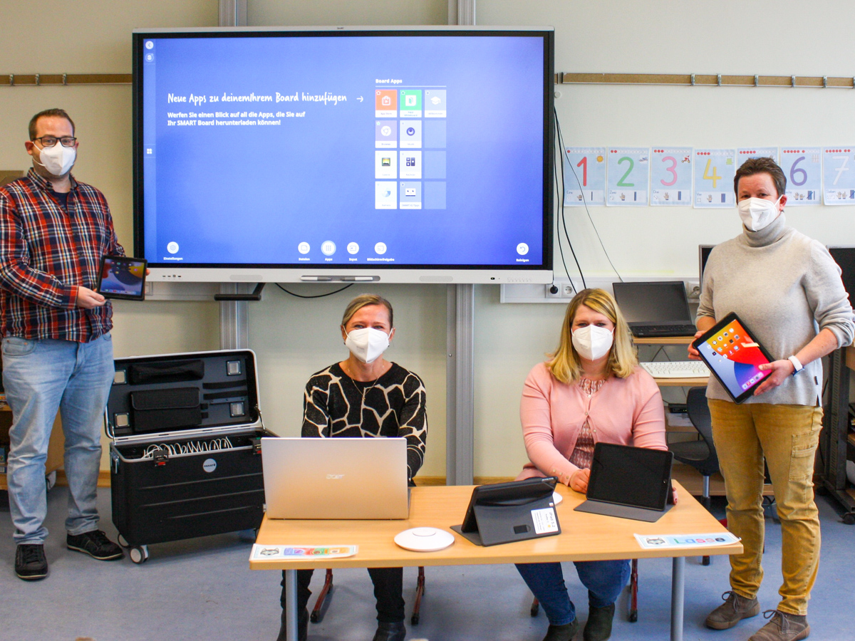 V.r.: Frau Susanne Letschert, Schulleiterin; Frau Alexandra Marzi, Brgermeisterin; Frau Irina Stoppel, Broleiterin; Herr Christian Reck, Mitarbeiter der IT-Abteilung. (Foto: privat)