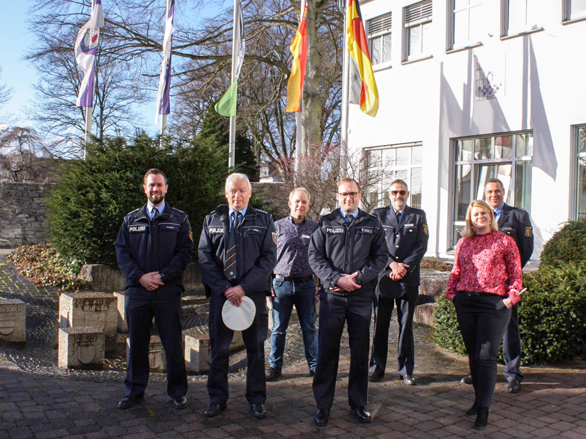 von links: POK Scheid, PHK Stahl, Herr Goldhausen, POK Schall, EPHK Velten, Brgermeisterin Marzi, PHK Breitzke. (Foto: PI Montabaur)