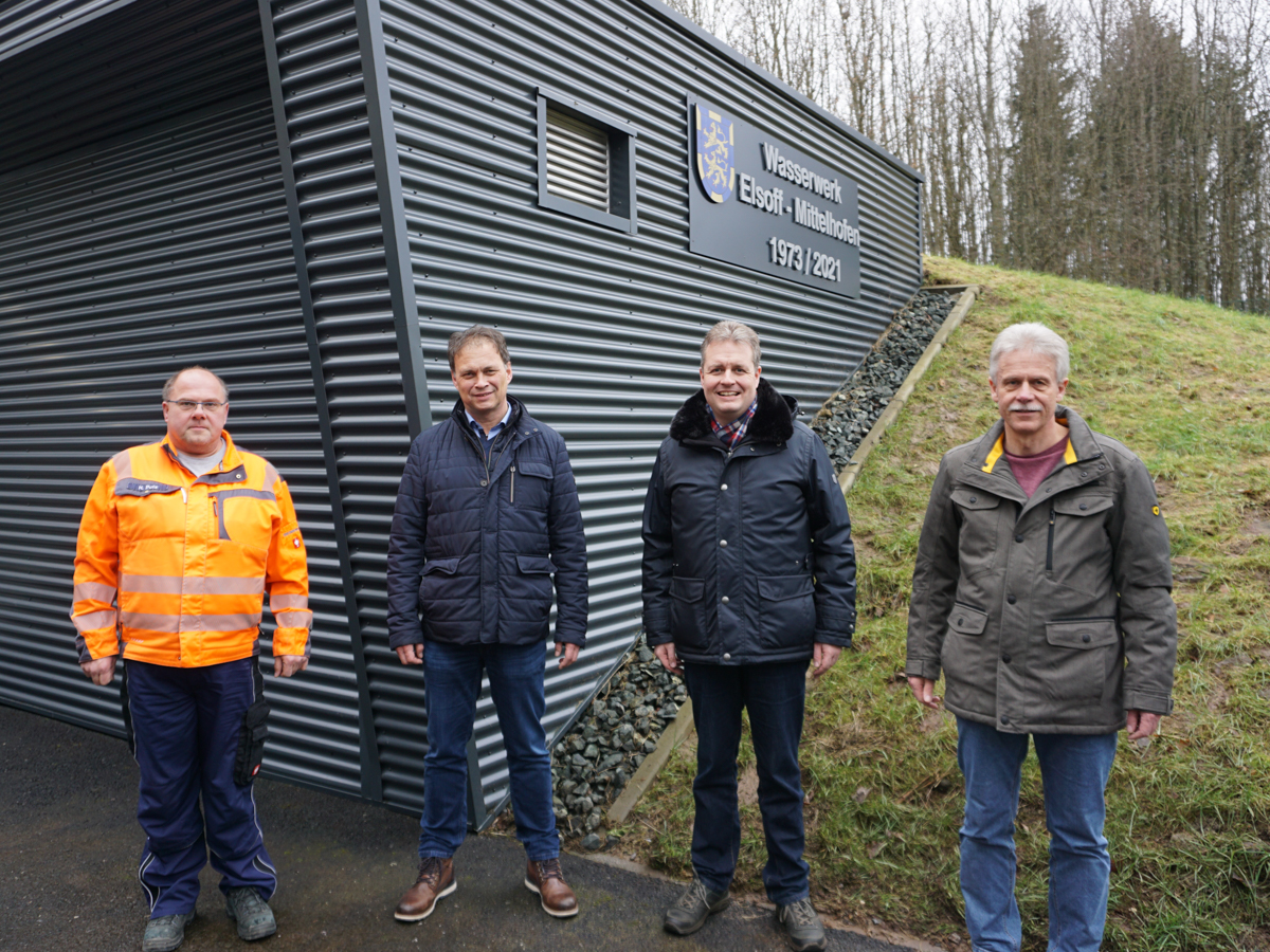 (von links): Heinz Putz (Vorarbeiter Betriebszweig Wasserversorgung), Dirk Trumm (kaufm. Werkleiter), Brgermeister Gerrit Mller und Stephan Reeh (techn. Werkleiter). (Foto: Verbandsgemeindeverwaltung Rennerod)