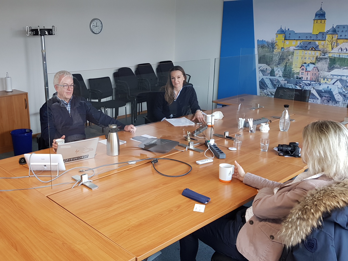 Landtagsabgeordnete Jenny Gro sprach mit Ulrich Neuroth, Direktor der Niederlassung West der Autobahn GmbH, ber aktuelle Manahmen in Montabaur. (Foto: CDU)