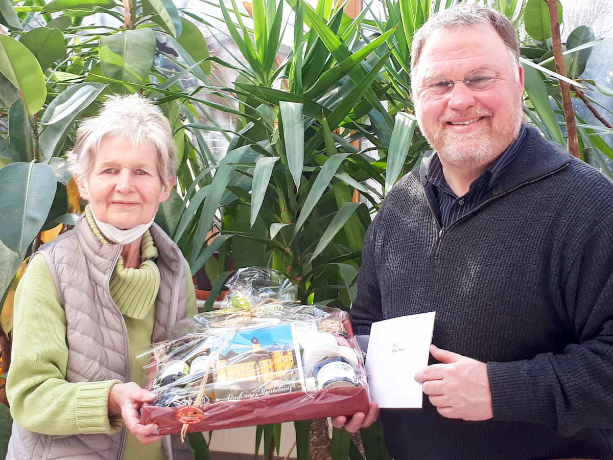 Dekanatskantor Jens Schawaller wrdigte Brbel Hobert fr ihr jahrzehntelanges Engagement (Foto: Evangelisches Dekanat Westerwald)