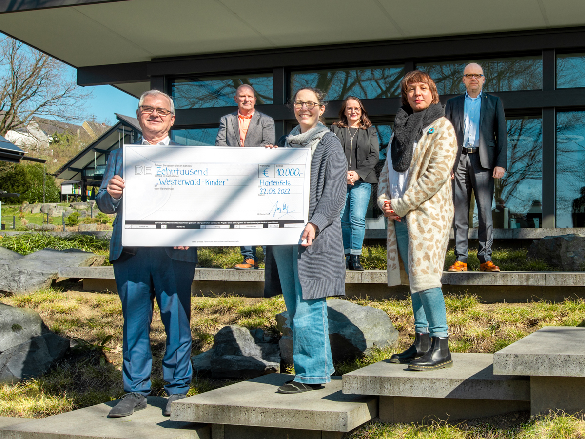 Erste Reihe (v.l.n.r.): Georg Huf (LC Bad Marienberg), Verena Alhuser (Projektleiterin, Kinderschutzbund Hachenburg e.V.), Kathrin Mockenhaupt (Familienzentrum Stadt Hachenburg); Zweite Reihe (v.l.n.r.): Mike Bender (LC Altenkirchen-Friedrich Wilhelm Raiffeisen), Barbara Hombach (Vize-Prsidentin LC Bad Marienberg), Andreas Kind (LC Westerwald). (Foto: Eugen Dortmann)