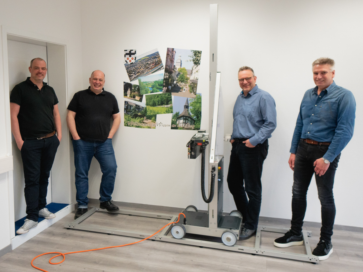 Foto von links: Vertriebsleiter Lennart Graics, Grnder und Inhaber Andreas Schmidt, Brgermeister Berno Neuhoff, Wirtschaftsfrderer Markus Rdder. (Foto: wallPen)