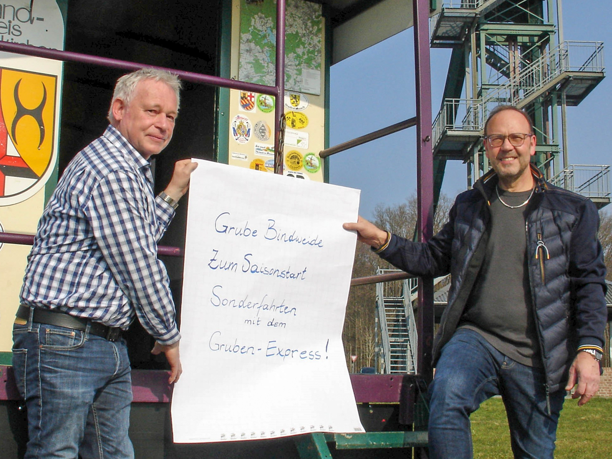 Zur Saisonerffnung des Besucherbergwerks Grube Bindweide in Steinebach am Samstag, 2. April, ldt der Grubenexpress zu historischen Sonderfahrten ein. Fahrer Michael Bierbaum (links) und Peter Thnig vom Bro Touristik freuen sich auf An-meldungen. (Foto: Joachim Wagner)