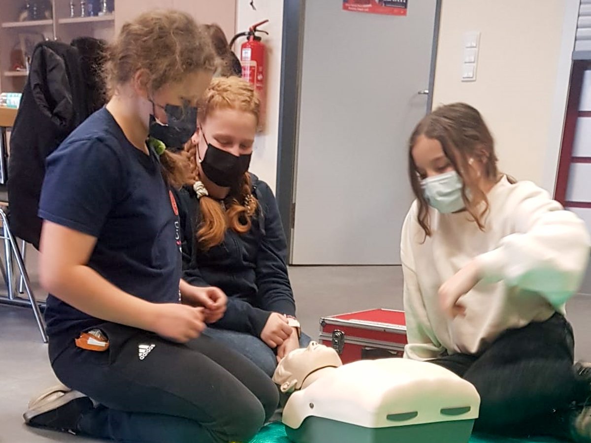 Die Jugendlichen bten an der Puppe, wie man eine Wiederbelebung durchfhrt. (Foto: Jugendfeuerwehr Flammersfeld)