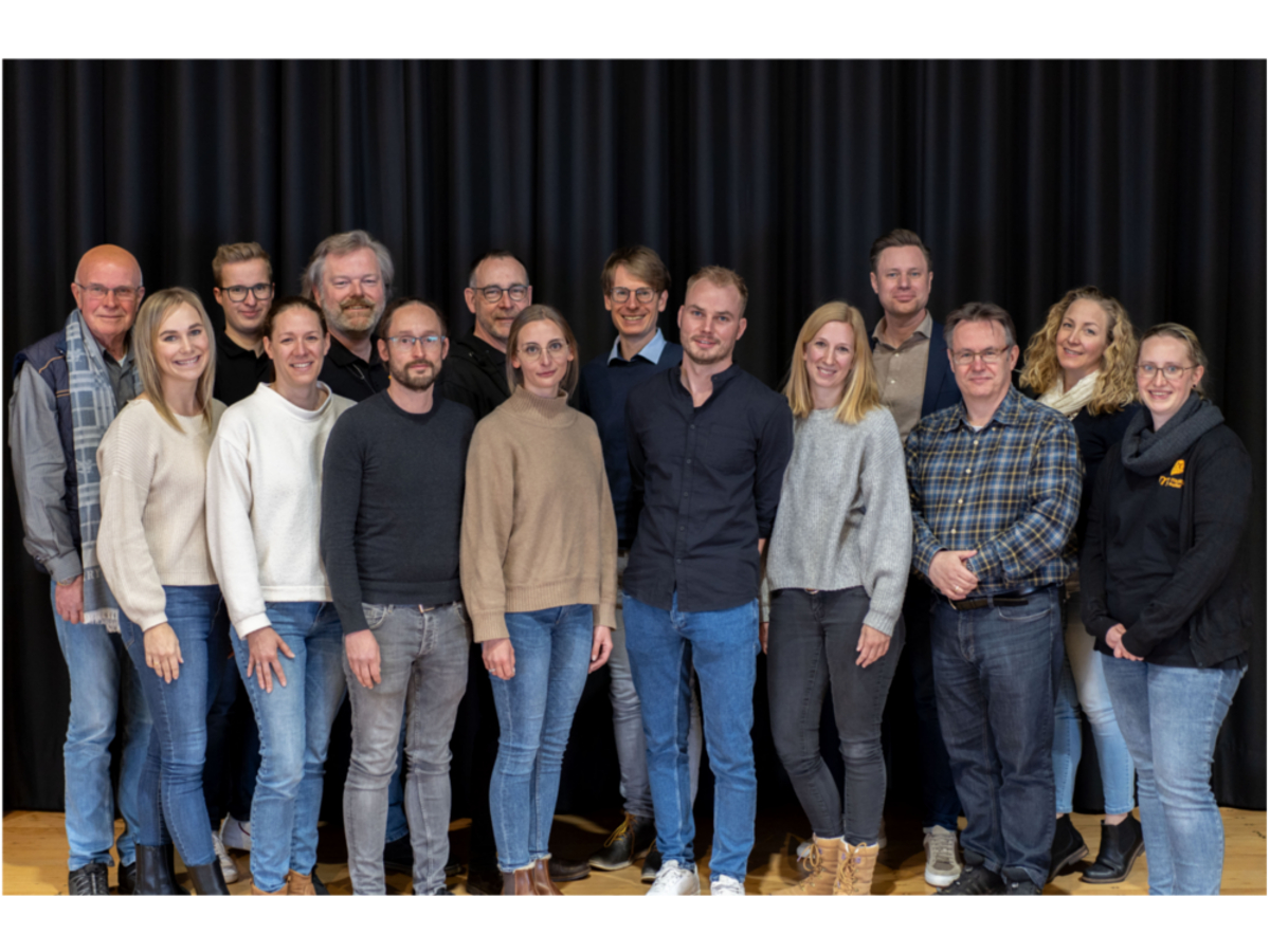 Die neue Vereinsspitze von Musical!Kultur Daaden, von links:. Dietmar Fuchs, Kathrin Philipp, Nick Brombach, Linda Kunz, Jrg Brck, Marcel Gro, Thomas Roth, Katharina Eich, Eric Schumacher, Philipp Schnsiegel, Sarah Wolf, Daniel Imhuser, Ingo Hunz, Maja Bruch, Katja Wschenbach. (Foto: Alex Lach)