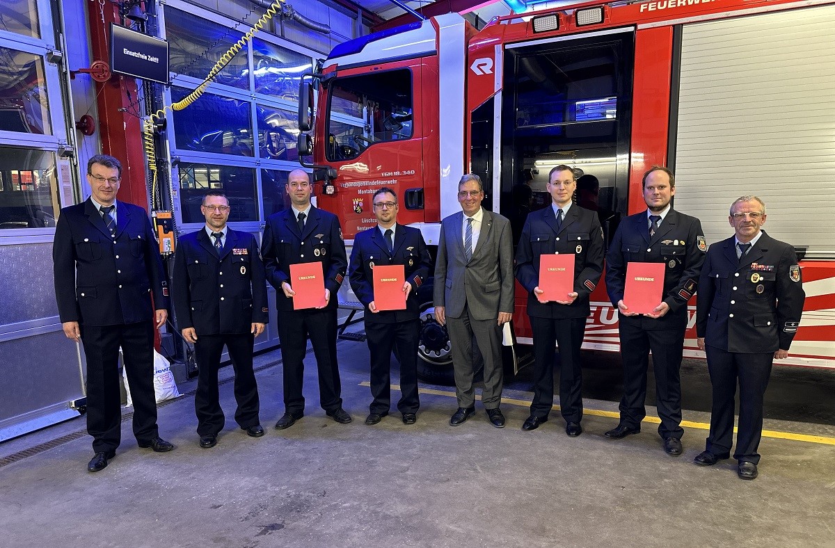 Von links: Hendrik Mansel, Jan Schfer, Sebastian Meudt und Boris Kremer, Andree Stein, Alexander Wolf und Marvin Schmitt sowie Hans-Joachim Klimke. (Bild: VG Montabaur/Feuerwehr Nentershausen)