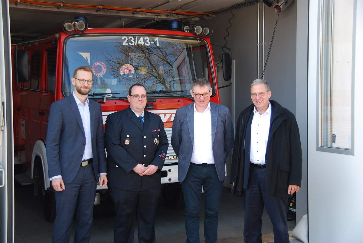 Bild
Alle sind stolz auf das neue alte Feuerwehrgertehaus: (V.l.) VG-Brgermeister Ulrich Richter, Wehrfhrer Daniel Herborn, Ortsbrgermeister Martin Bendel und der Andree Stein, der Erste Beigeordnete der VG (Foto: Freiwillige Feuerwehr Grgeshausen)