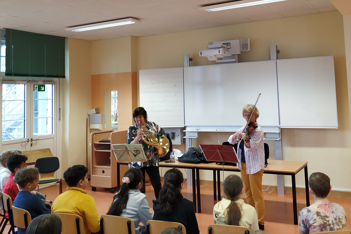 Musikalisches Klassenzimmer an der Joseph-Kehrein-Schule in Montabaur: Julia Spielgemacher (l.) und Ricarda Bauer von der Rheinischen Philharmonie gaben ein kleines Konzert fr die Schler und erklrten ihre Instrumente. (Fotos: Joseph-Kehrein-Schule / Birgit Pfeiffer)