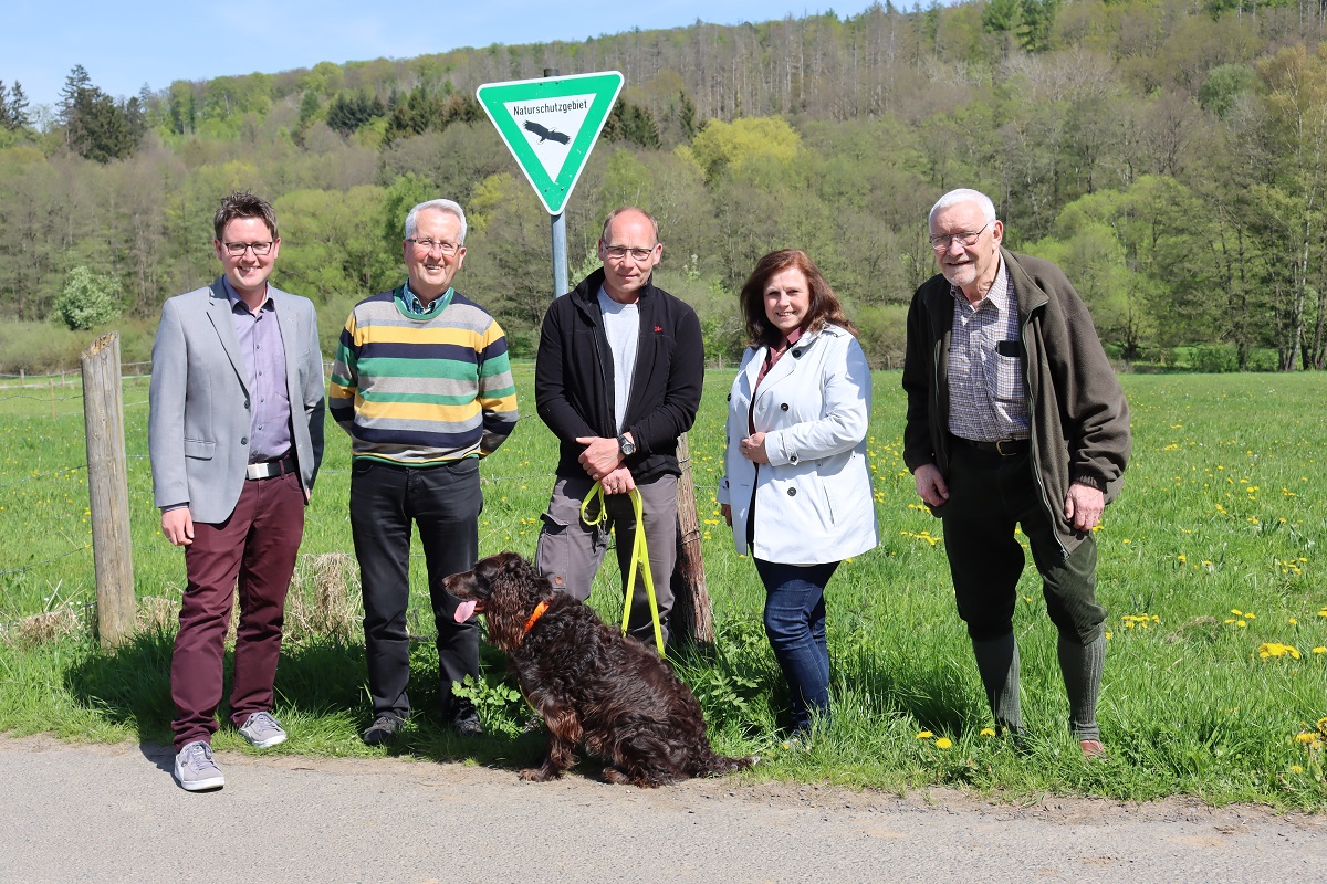 Von links: Ortsbrgermeister Sebastian Stendebach (Oberelbert), Gerd Frink (Beauftragter fr das Naturschutzgebiet), Revierfrster Gebhard Klein mit seiner Begleiterin Paula, Ortsbrgermeisterin Carmen Diedenhoven (Niederelbert) und Jagdpchter Hans Schulze-Gahmen. (Bild: VG Montabaur / Christina Wei)