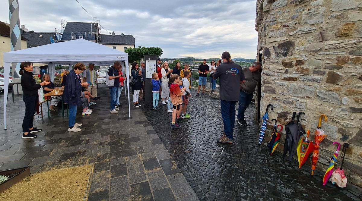 Mit einem kleinen Fest auf dem Karoline-Kahn-Platz hat der Brgerverein das internationale Lesetrmchen im "Schiffgen" erffnet. (Bild: Brgerverein /Andrea Windt)
