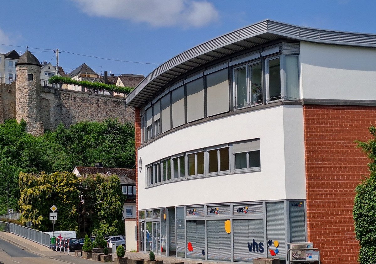 Hier zieht vorbergehend die Stadtbibliothek Montabaur ein. Die Volkshochschule wechselt ins erste Obergeschoss und macht damit das Erdgeschoss frei fr Bcher, Zeitschriften, Spiele, CDs, DVDs und die Bibliothek der Dinge. (Bild: Stadt Montabaur / Jutta Klckner)