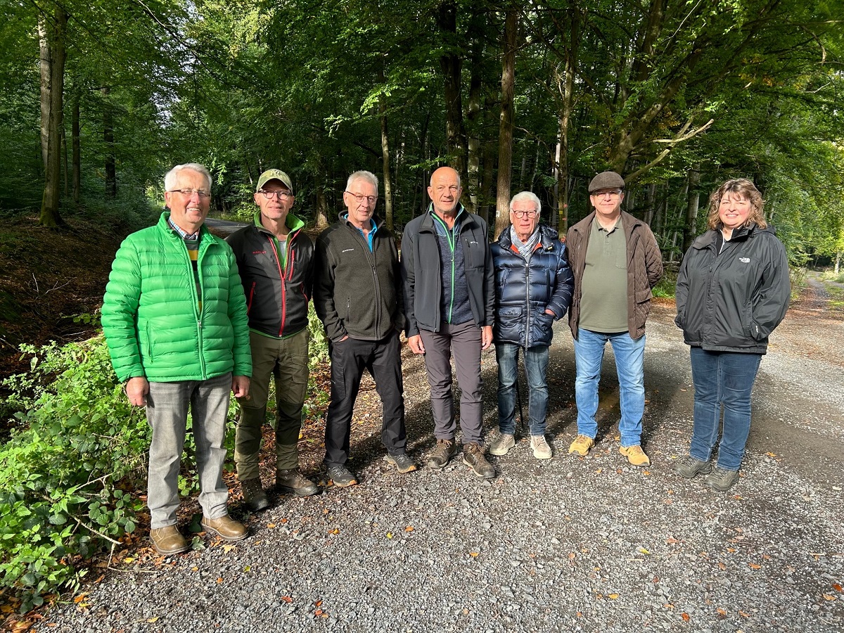 Einmal im Jahr treffen sich die Gremien der Stadt Montabaur, also der Haupt- und Finanzausschuss sowie der Umweltausschuss, zum Rundgang im Stadtwald. Revierfrster Steffen Koch hatte diesmal den Schwerpunkt auf das Thema "Wasser und Wald" gesetzt. (Bild: Stadt Montabaur / Shalin Normann)