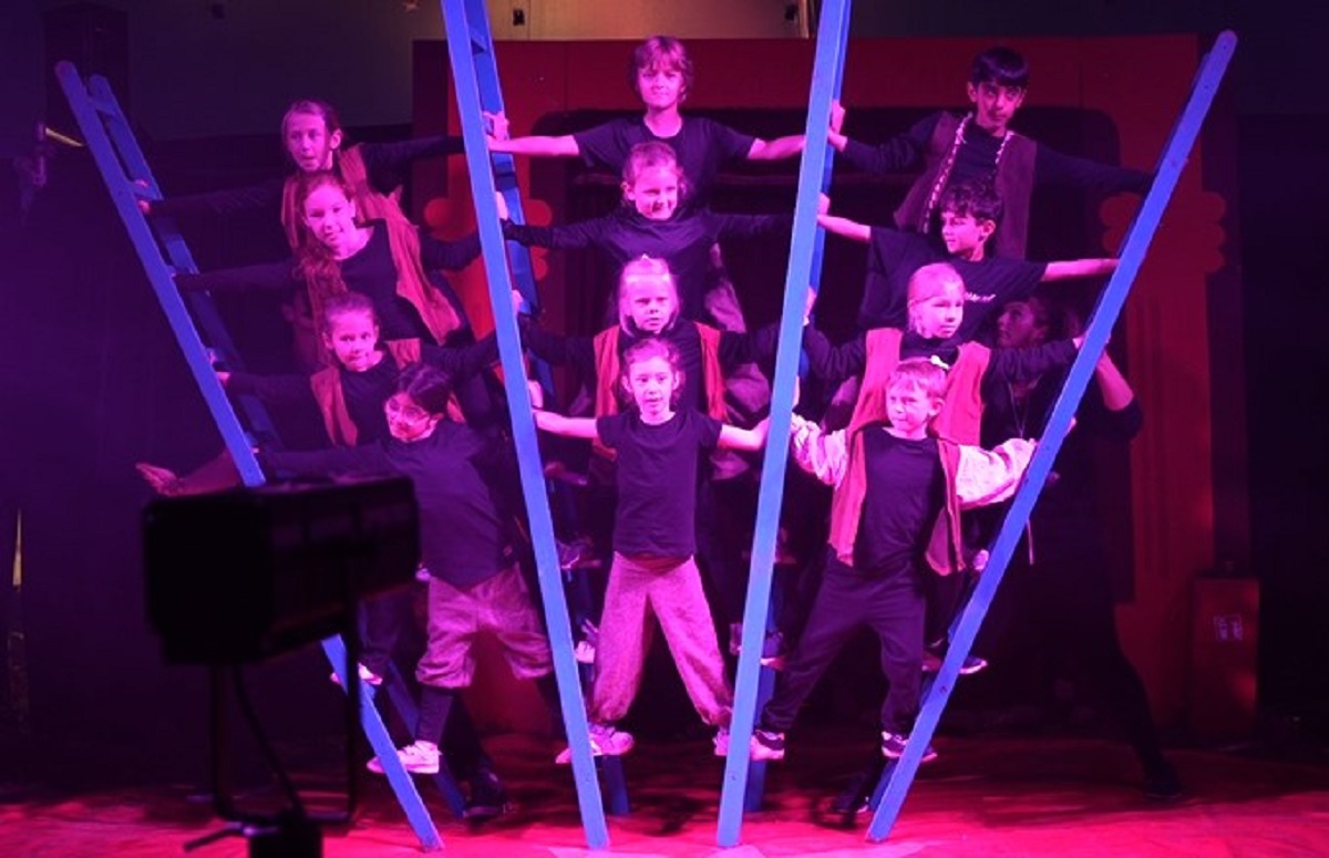 Im groen Zirkuszelt neben der Waldschule zeigten die Schler ihr Knnen. Eine Woche lang hatten sie mit dem Team des Zirkus Zappzarap gebt und konnten schlielich ihren Familien eine tolle Show prsentieren. (Bild: Waldschule)