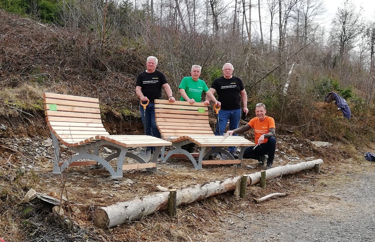 Die Haubergsgenossenschaft mit den neuen Waldsofas auf dem Arsberg. (Foto: privat)