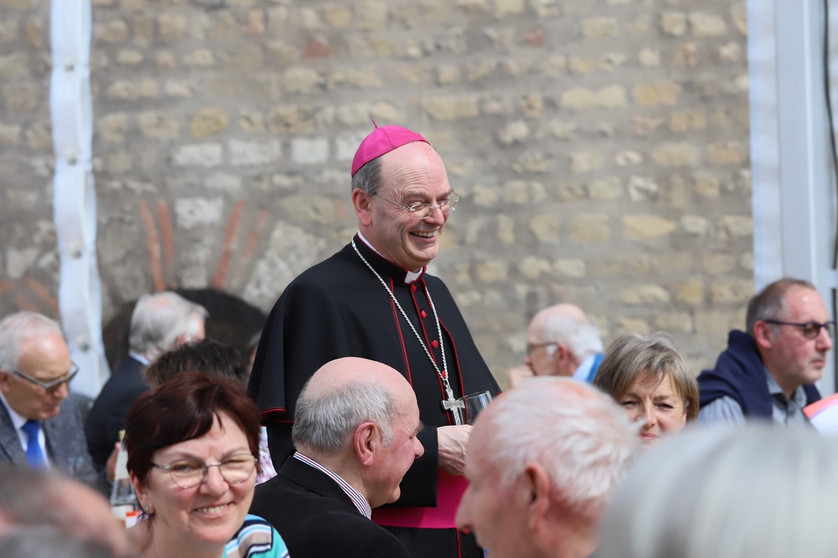 Weihbischof Brahm im Gesprch mit den Ehejubilaren. (Foto: Inge Hlpes, Bistum Trier)