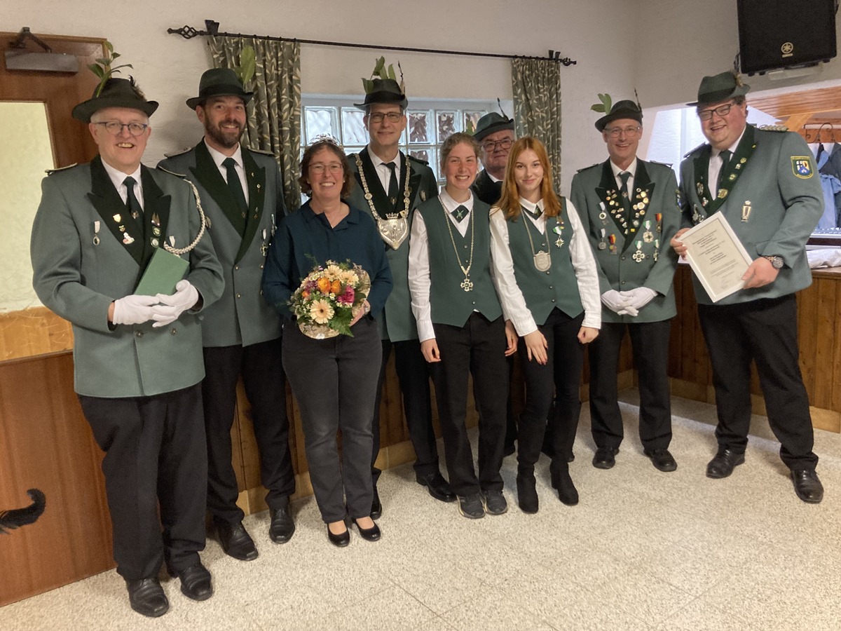 Der neue Schtzenknig Andreas Walgenbach im Kreise seines Hofstaates. (Foto: Verein)