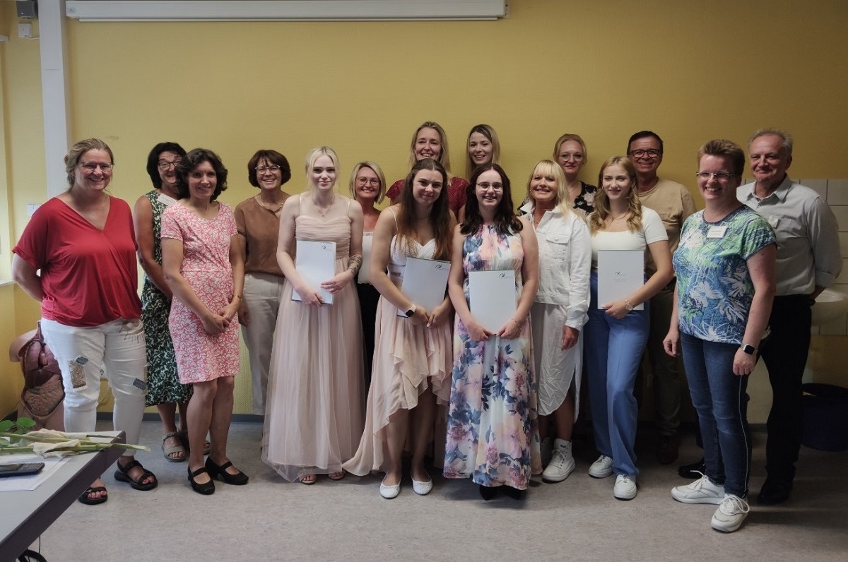 Die erfolgreichen Absolventinnen und Mitglieder der Prfungskommission (von links): Lisa Marie Baumann, Milena Bergmann, Laurena Brecher, Silke Brenig, Anna Marie He, Ekaterina Mikhailov, Karolina Powroznik. (Foto: Herz-Jesu-Krankenhaus Dernbach)