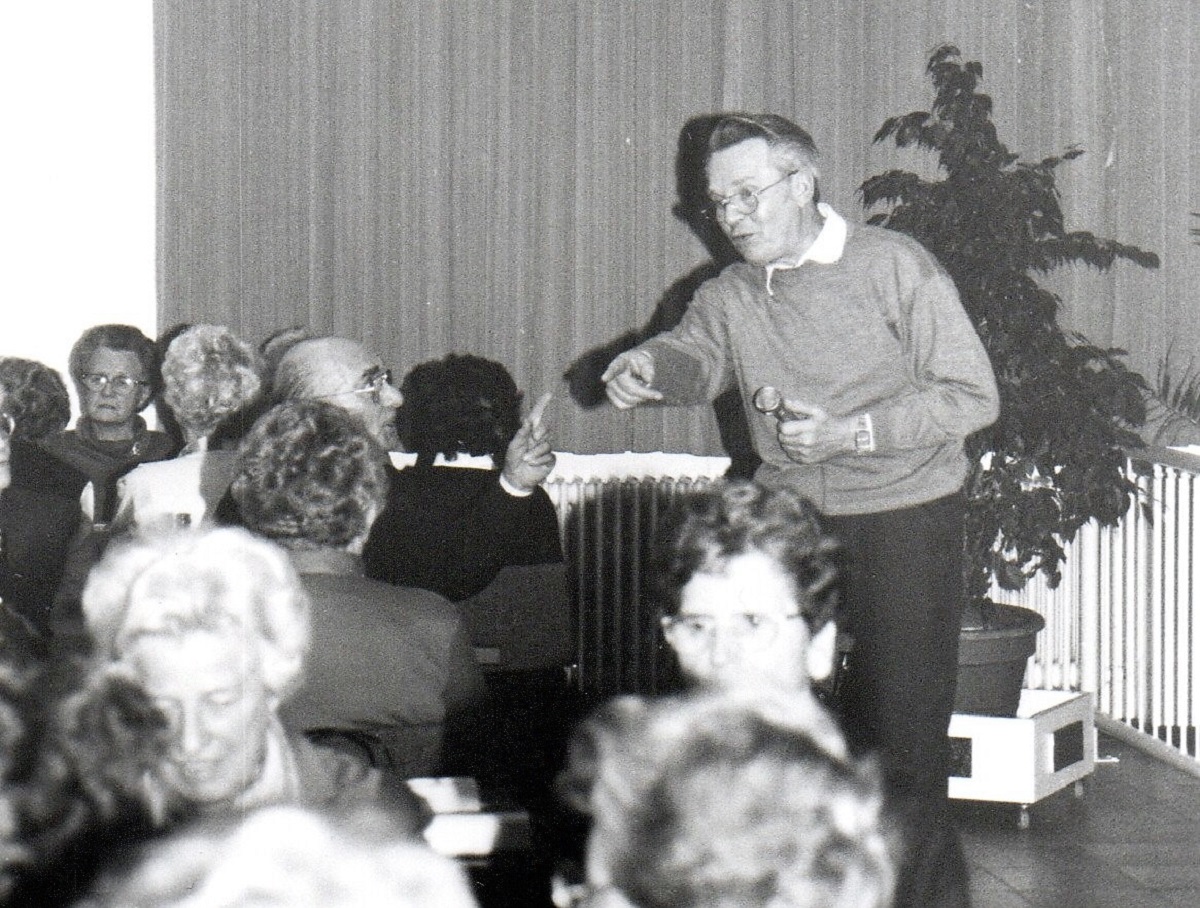 Vor 25 Jahren grndete der aus Pleckhausen stammende Priester Paul Menzenbach die Seniorenakademie. Er war ein sehr beliebter und volksnaher Geistlicher. Er verstarb 2016 in Pleckhausen. (Archivfoto: Rolf Schmidt-Markoski)