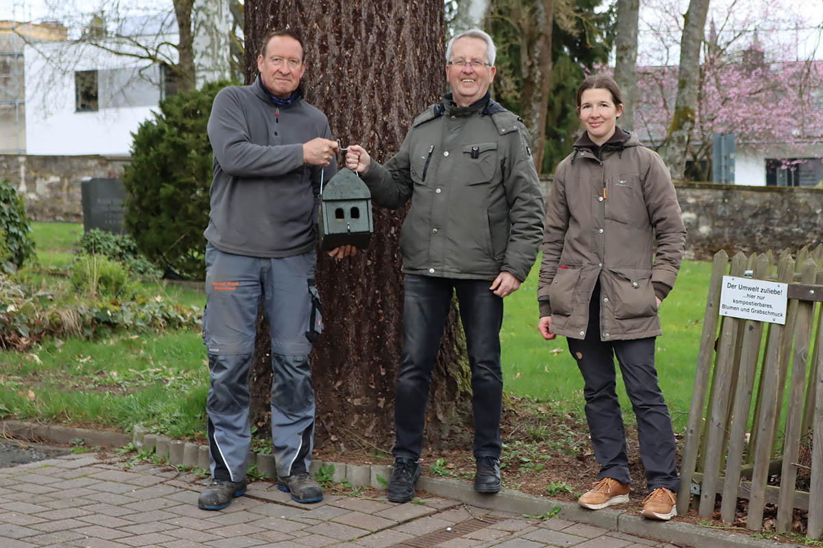 Das Nistkasten-Team auf dem Friedhof in Montabaur: (v.l.) Christoph Kunoth vom Bauhof, der Erste Stadtbeigeordnete Gerd Frink und Landschaftspflegerin Aglaia Abel. Foto: Stadt Montabaur / Christina Wei