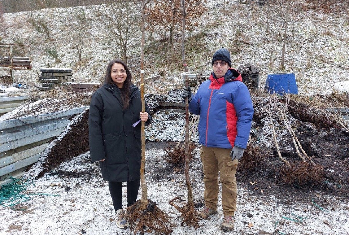 Mit der Ausgabe der Pflanzen endet die Aktion "Bume fr Brger" in der VG Montabaur. Auch Shalin Normann aus Montabaur freut sich ber zwei Apfelbume fr den eigenen Garten. Markus Kuch, Leiter des Sachgebiets Umwelt, gab Tipps zum Einpflanzen und zur Pflege der jungen Bume. (Bild: VG Montabaur / Christof Kunoth) 