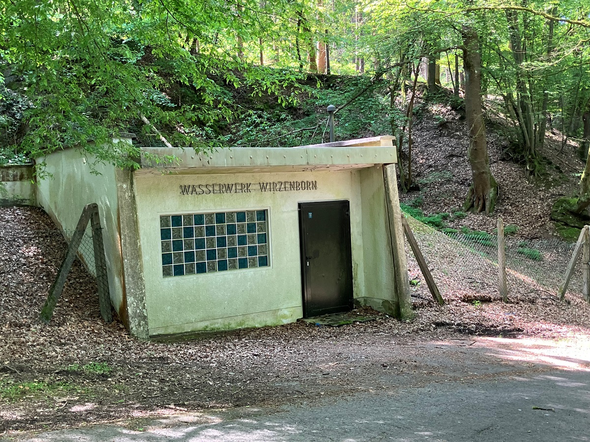 Der alte Hochbehlter oberhalb von Montabaur-Wirzenborn wird demnchst abgerissen. Es ist der Auftakt einer Reihe von Bauarbeiten, um die Trinkwasserversorgung rund um Wirzenborn neu auszurichten. (Fotos: VG Montabaur / Christina Wei)