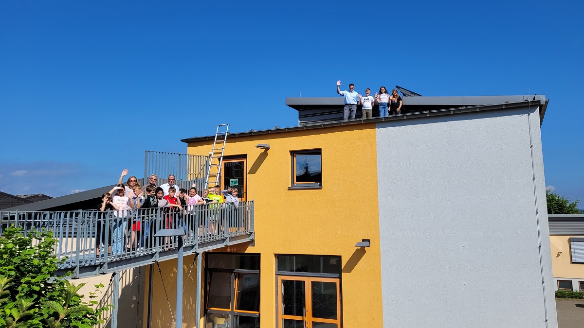 Fototermin mit der Sonne: Auf dem Dach der Freiherr-vom-Stein Schule in Nentershausen steht neuerdings ein Balkonkraftwerk, das die Schule bei einer Aktion der evm gewonnen hat. Ein zweites Komplettset ging an die Heinrich-Roth-Schule in Montabaur. Die am Projekt beteiligten Schulleiter beider Schulen, Lehrkrfte, Schler sowie Vertreter des Schultrgers VG Montabaur trafen sich in Nentershausen zum gemeinsamen Fototermin. (Fotos: VG Montabaur, Viola Marschall)